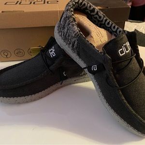 NWT HEY DUDES MENS SIZE 6